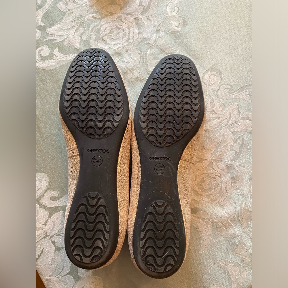 🌟 Holiday Glamour 🌟 Geox Respira Gold Ballet Flat US Sz 9 like new Barely Worn. - Picture 5 of 6